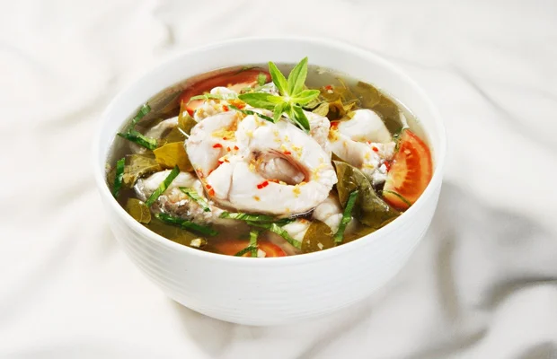 Chiên sơ cá giúp thịt săn chắc, không bị nát và tăng thêm độ thơm cho món ăn.