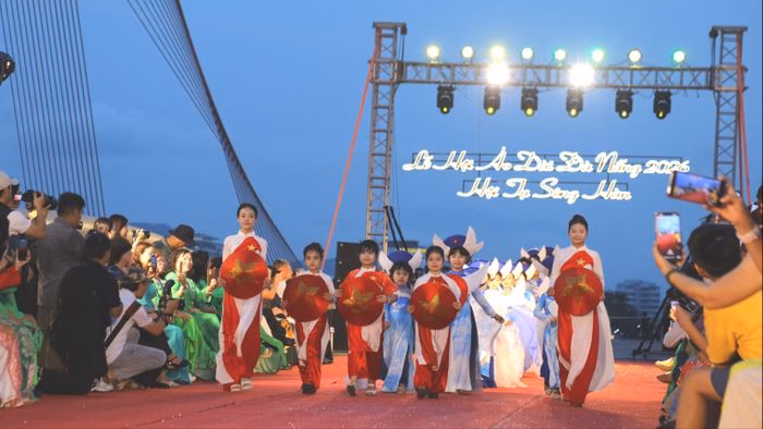 Bộ sưu tập "Những cánh chim hòa bình" của nhà thiết kế Nhật Thực mang đến thông điệp nhân văn sâu sắc tại đêm bế mạc.