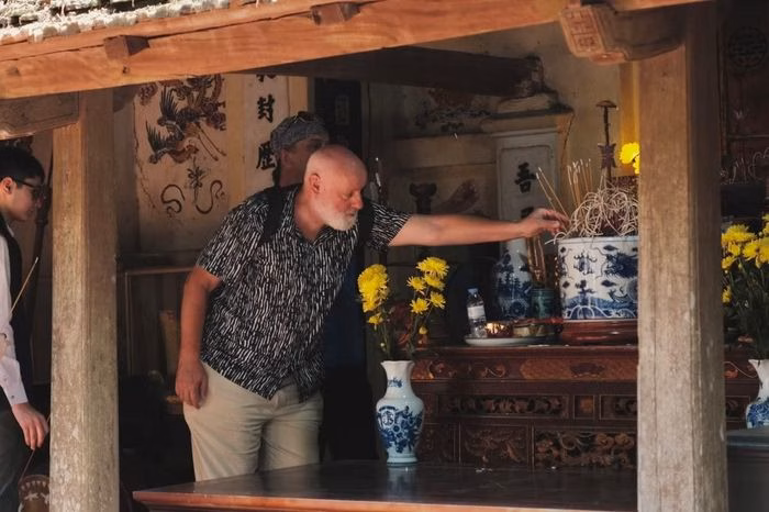 Du khách tham quan và dâng hương tại nhà tổ nghề khảm trai Chuyên Mỹ.