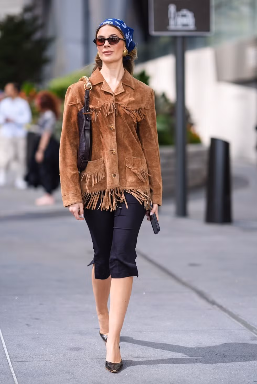 Những đôi boots cao bồi với chi tiết tua rua là điểm nhấn không thể thiếu.