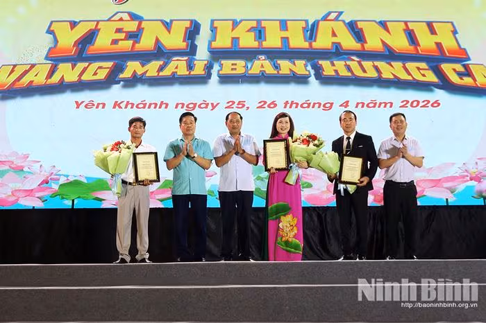 Rực rỡ đêm nhạc kỷ niệm 51 năm Giải phóng miền Nam tại xã Yên Khánh