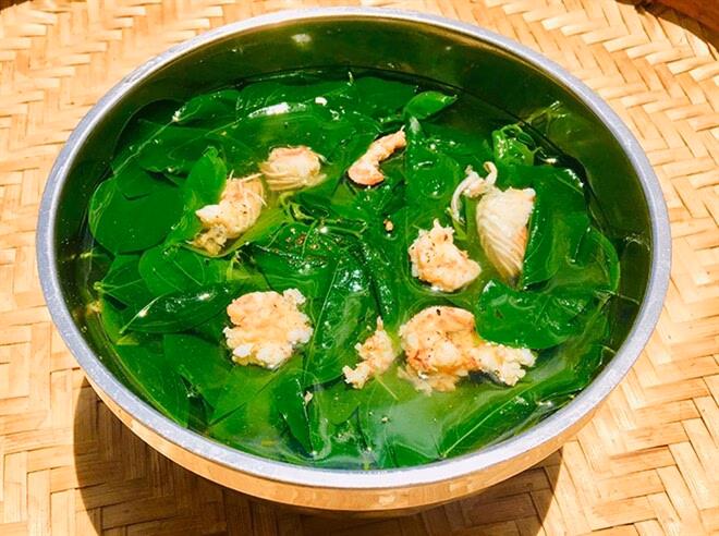 Bát canh rau ngót nấu tôm với màu xanh mướt, vị ngọt thanh, rất đưa cơm trong những ngày hè.
