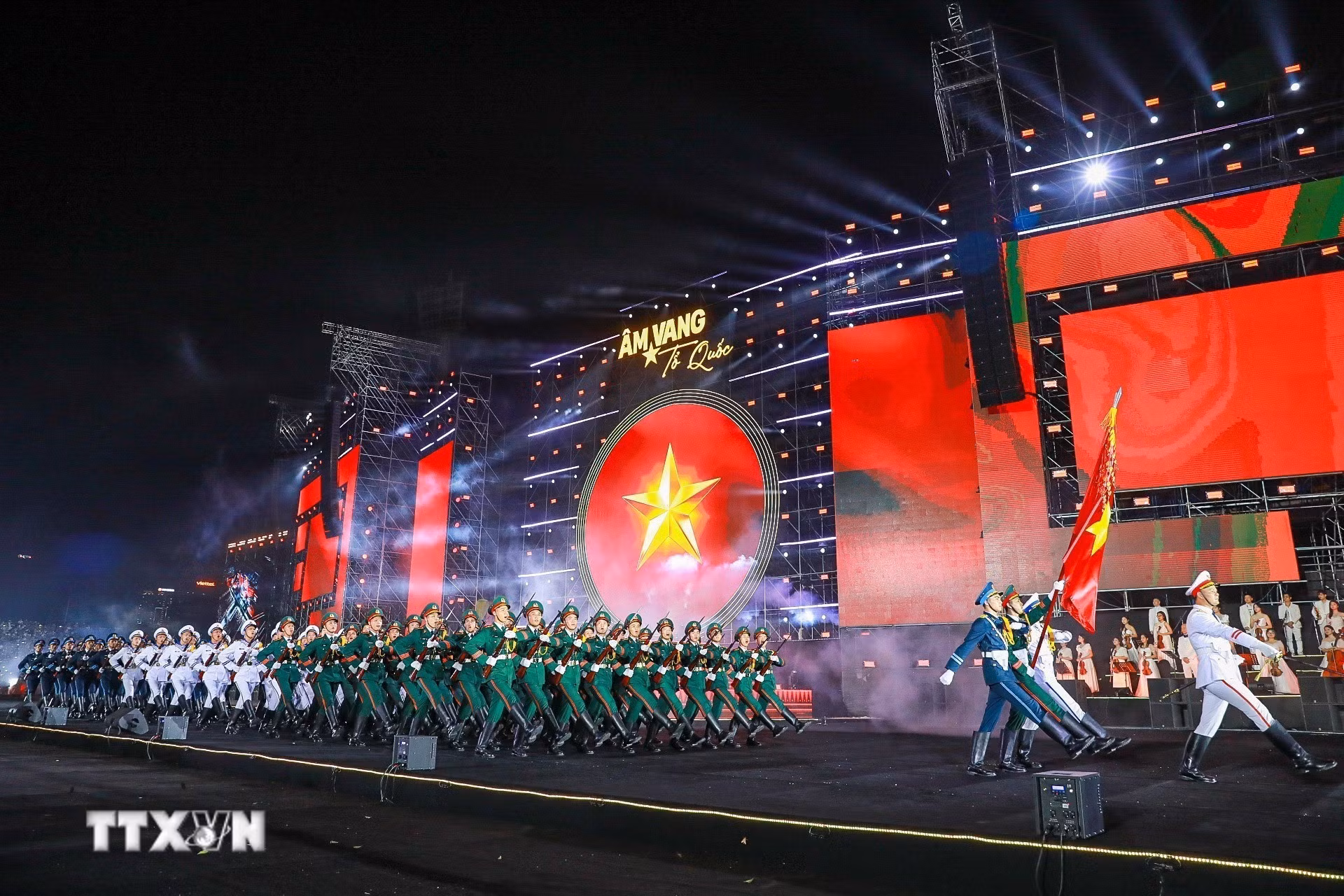Sự uy nghiêm và hào hùng trong tiết mục "Bình yên Tổ quốc" với sự tham gia của lực lượng vũ trang. (Ảnh: Khánh Hòa/TTXVN)