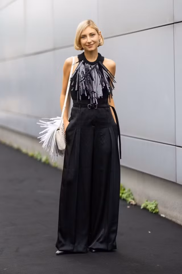 Một chiếc blazer có điểm xuyết tua rua là lựa chọn tuyệt vời cho môi trường công sở sáng tạo.