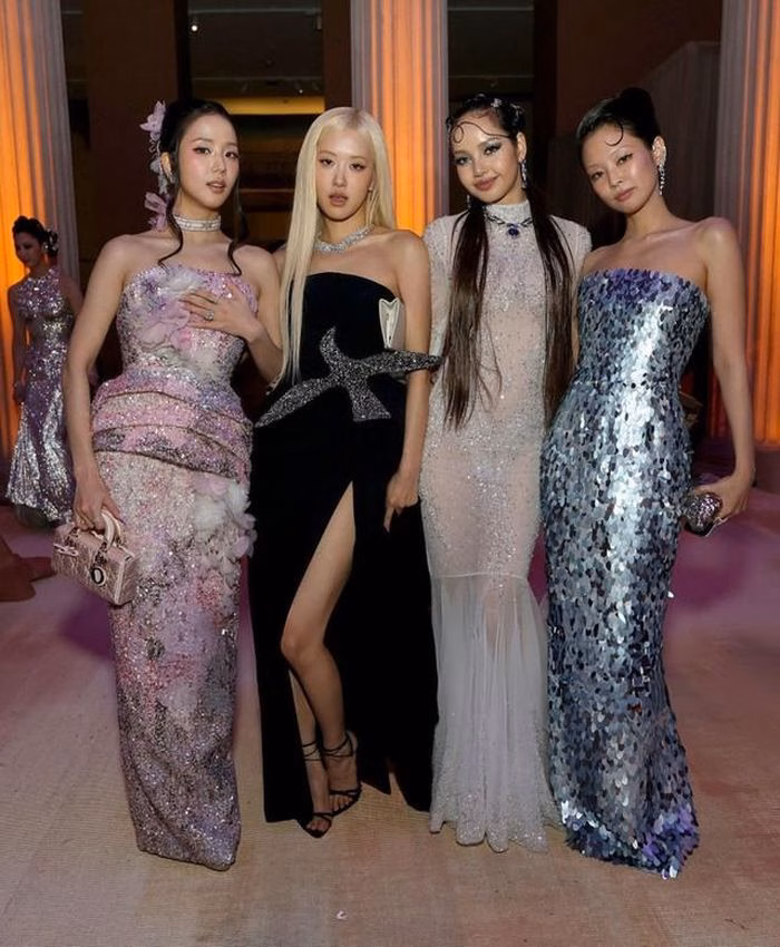Sự hiện diện của BLACKPINK khẳng định vị thế ngày càng tăng của K-pop trên sàn diễn thời trang toàn cầu.