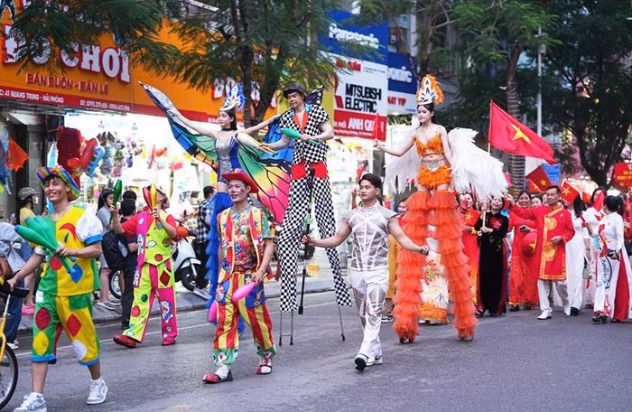 Các hoạt động tại khu vực dải vườn hoa trung tâm và Nhà hát thành phố dịp Lễ hội Hoa Phượng Đỏ - Hải Phòng năm 2025.