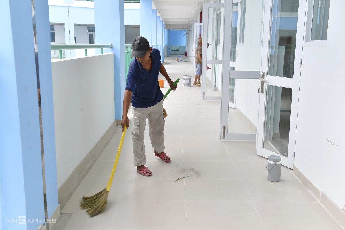 Đội ngũ công nhân đang gấp rút hoàn thiện hệ thống chiếu sáng và vệ sinh công nghiệp.