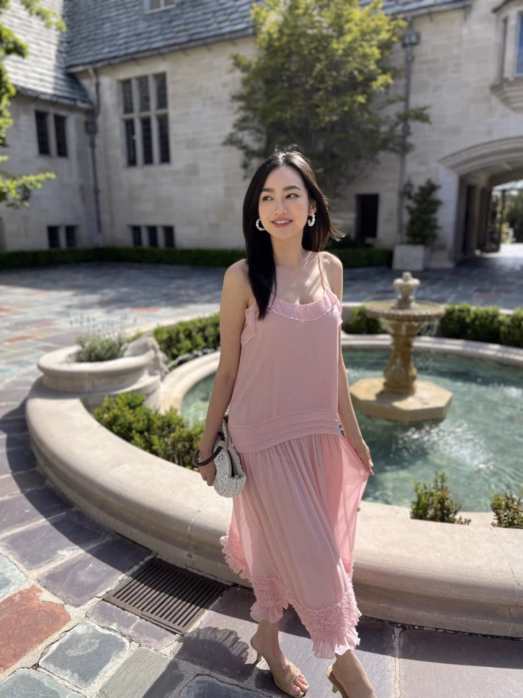 Đầm phom rộng là lựa chọn lý tưởng cho những buổi shopping hoặc nghỉ dưỡng cuối tuần.