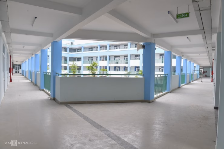 Hệ thống hành lang rộng nối liền 4 dãy phòng, đảm bảo lưu thông thuận tiện cho học sinh và giáo viên.