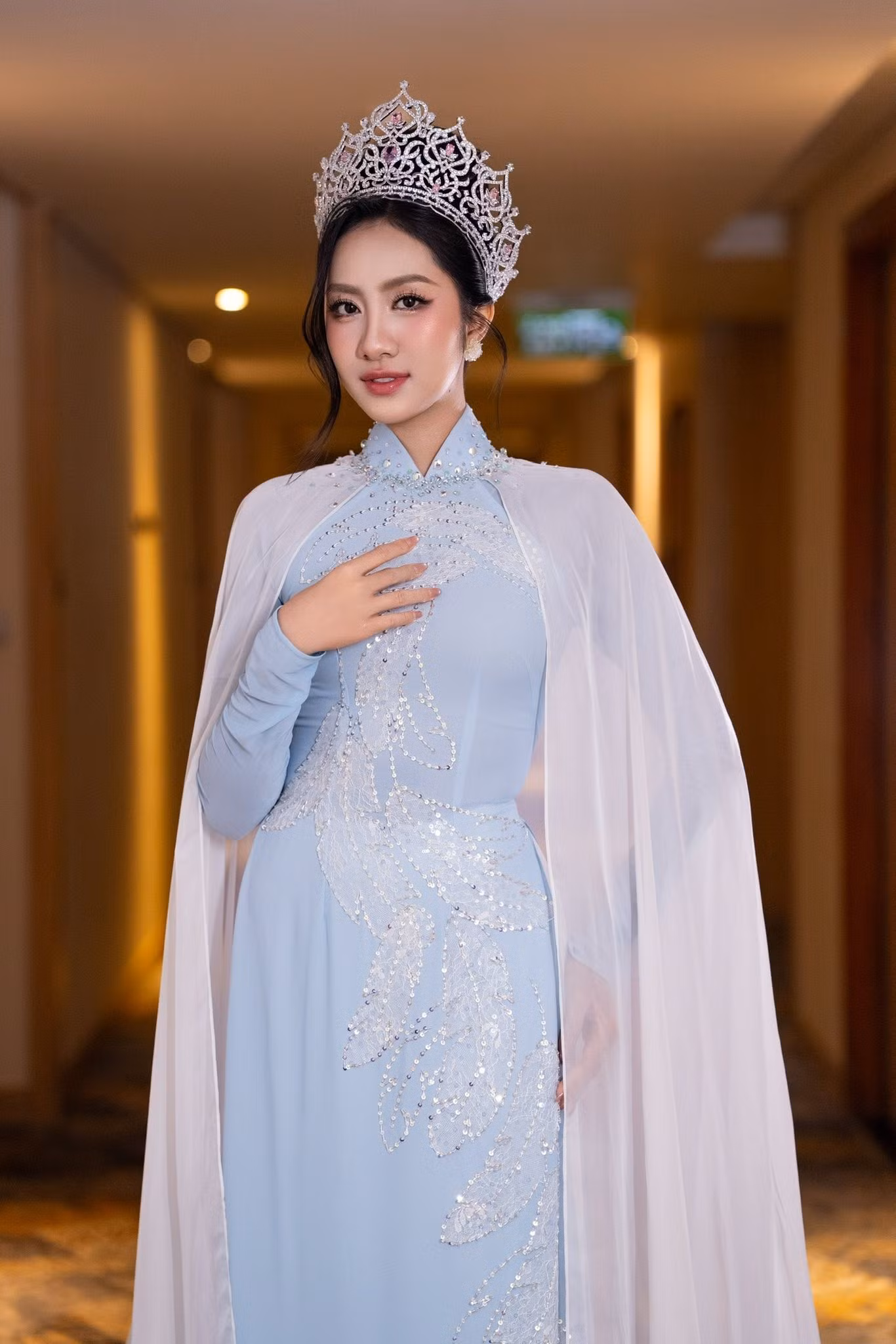 Hoa hậu Hà Trúc Linh, Á hậu Châu Anh, Vân Nhi trình diễn catwalk tại họp báo khởi động Hoa hậu Việt Nam 2026.