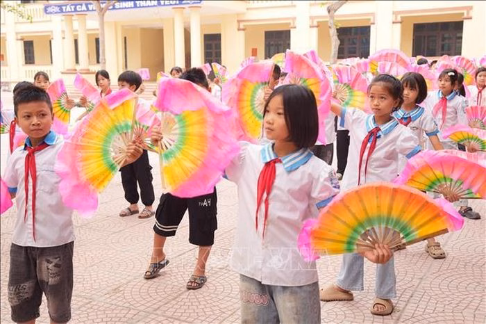 Tiết mục đồng diễn múa chèo của học sinh trường Tiểu học Bãi Sậy tạo nên sức sống mới cho di sản văn hóa phi vật thể.