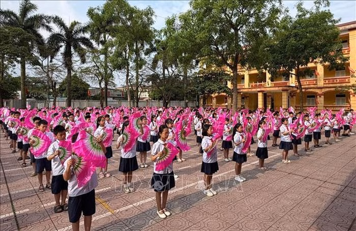 Những bước múa chèo đầu đời của học sinh trường Tiểu học Hiến Nam, gieo niềm tự hào dân tộc ngay từ ghế nhà trường.