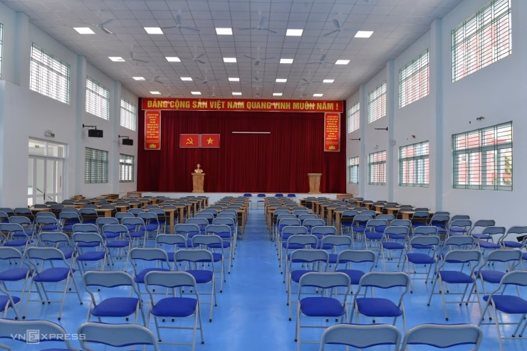 Hội trường được bài trí gọn gàng, phục vụ cho các hoạt động tập thể của nhà trường.