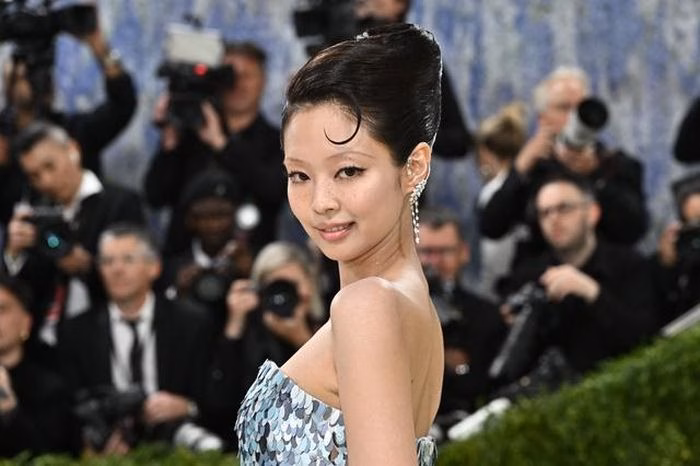 Chiếc váy sequin lấp lánh tôn lên vóc dáng chuẩn mực của Jennie trên thảm đỏ Met Gala.