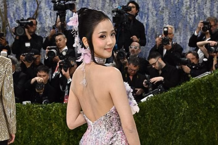 Jisoo ưu tiên vẻ đẹp cổ điển, thanh tao với chiếc váy hồng nhạt và lối trang điểm tự nhiên.