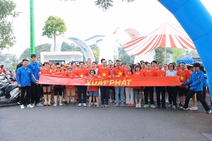 Lãnh đạo ngành Y tế Hà Nội, các y bác sĩ cùng người dân hưởng ứng tinh thần sống khỏe. Ảnh: BTC