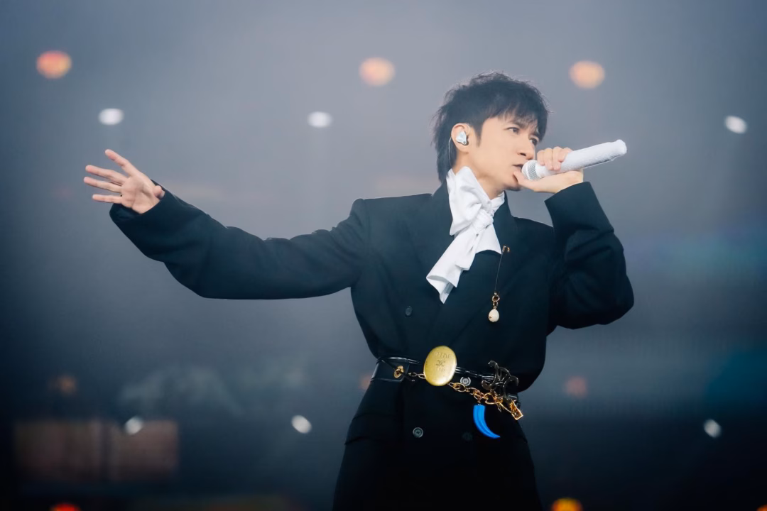 Cổ Cự Cơ trên sân khấu 25+ Emperor Stars Concert, nơi anh đã chiến đấu với bệnh tật để hoàn thành đêm diễn.