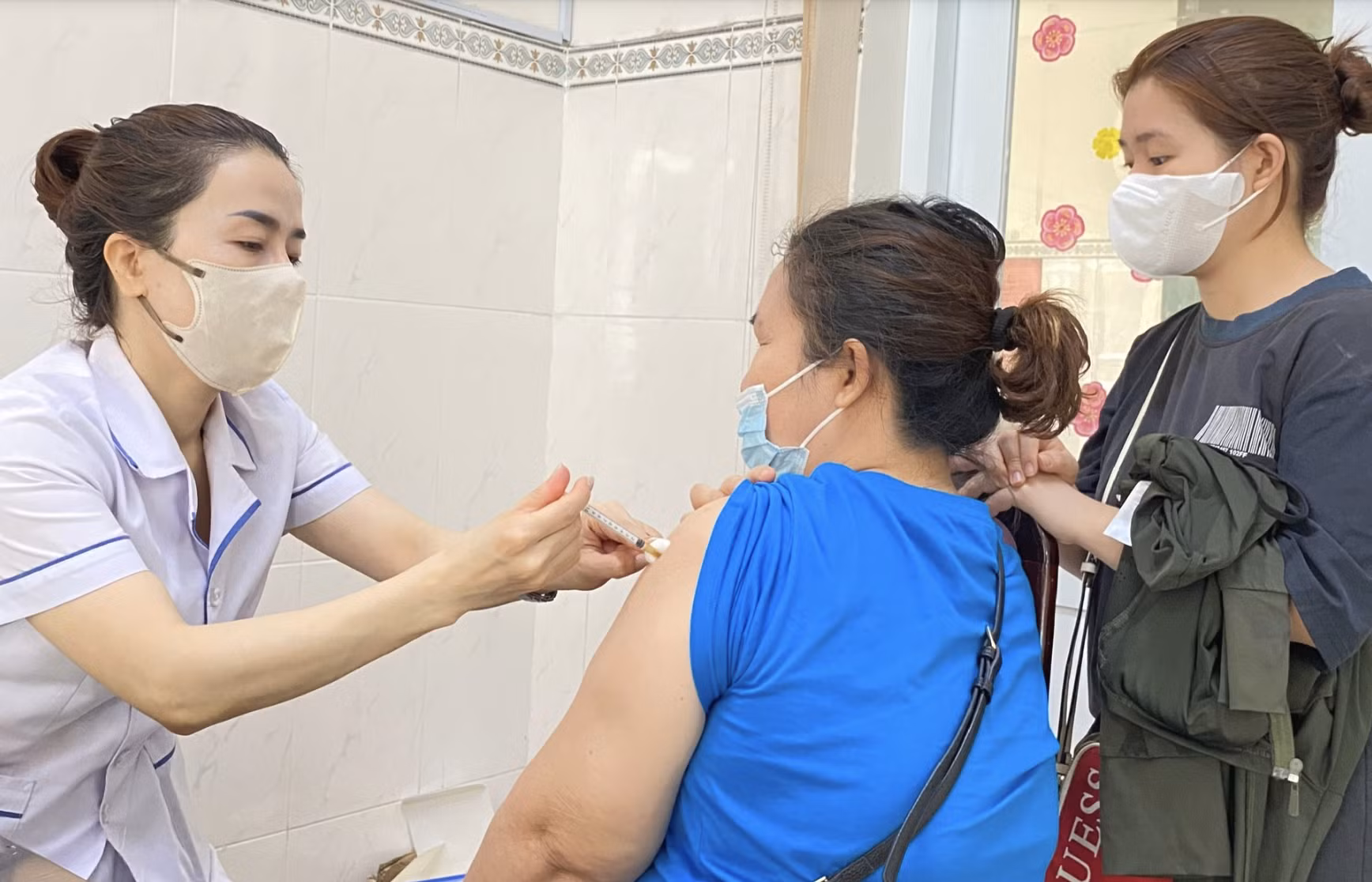 Việc tiêm phòng vắc xin dại là con đường duy nhất để cứu sống bệnh nhân sau khi bị động vật nghi dại tấn công (Ảnh: CDC Đồng Nai)