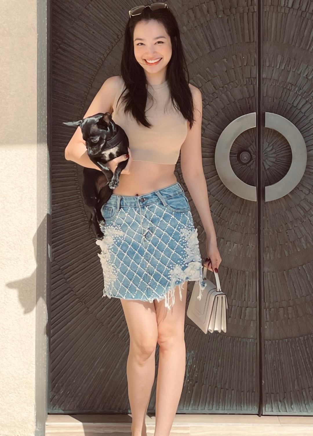 Crop top phối cùng váy ngắn là lựa chọn tối ưu để tôn vinh đường cong cơ thể một cách tinh tế.