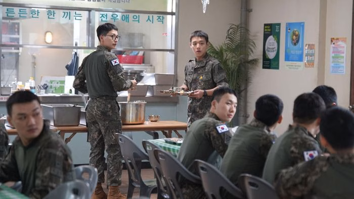 Mối quan hệ từ đối đầu đến đồng hành giữa Seong Jae và Trung sĩ Yun Dong Hyeon.