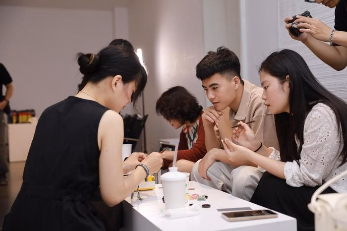 Sự tập trung của người trẻ khi thực hành nghệ thuật truyền thống