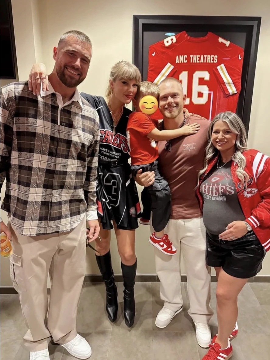 Sự gắn kết giữa Taylor Swift và gia đình Kelce là tiền đề cho một hôn lễ ấm cúng và ý nghĩa. ẢNH: IG@TRAVIS KELCE