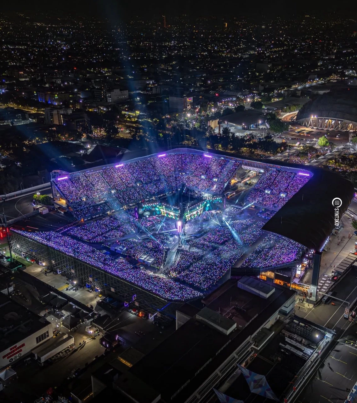Toàn cảnh sự cuồng nhiệt của người hâm mộ tại concert BTS tại Mexico