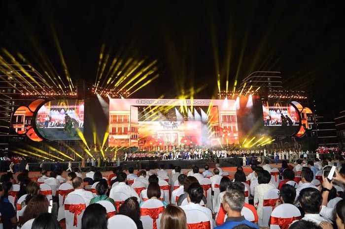 Toàn cảnh lễ khai mạc Lễ hội Hoa Phượng Đỏ 2026 tại Quảng trường Trung tâm Hành chính – Chính trị thành phố.