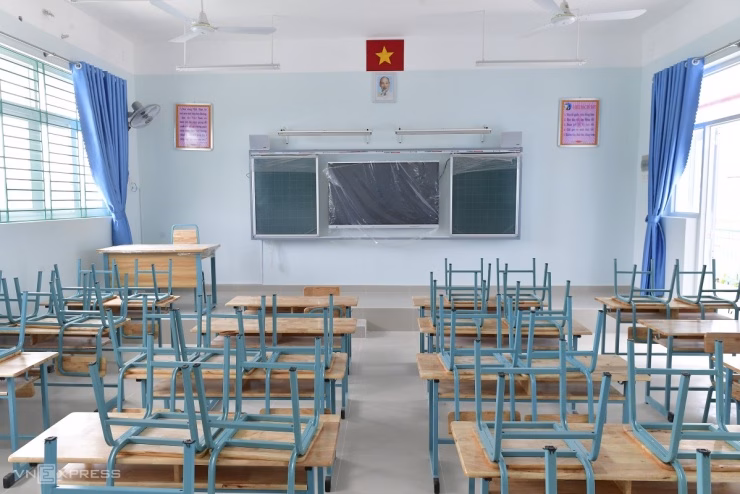 Bàn ghế và bảng tương tác được trang bị đồng bộ, đáp ứng tiêu chuẩn giáo dục mới.