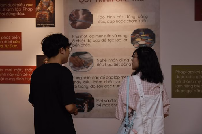 Pháp lam Huế - sự kết hợp giữa kim loại và men màu tạo nên những tác phẩm cung đình quý giá.
