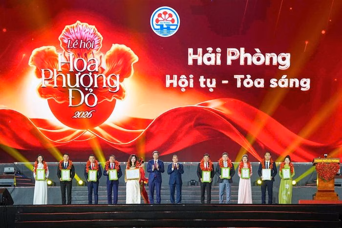 Lãnh đạo thành phố trao Quyết định công nhận Khu du lịch Vũ Yên là Khu du lịch cấp tỉnh và vinh danh 9 cơ sở du lịch tiêu biểu đạt Tiêu chí Du lịch Xanh.